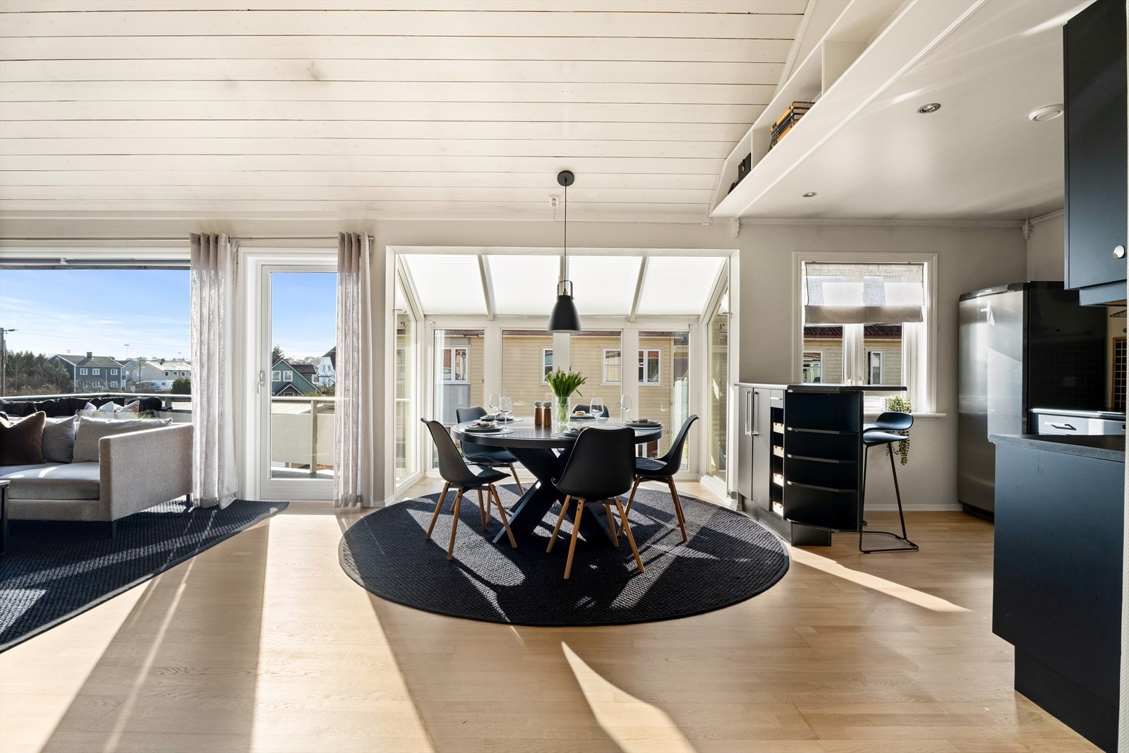 Fra stuen er det utgang til balkong Galleribilde