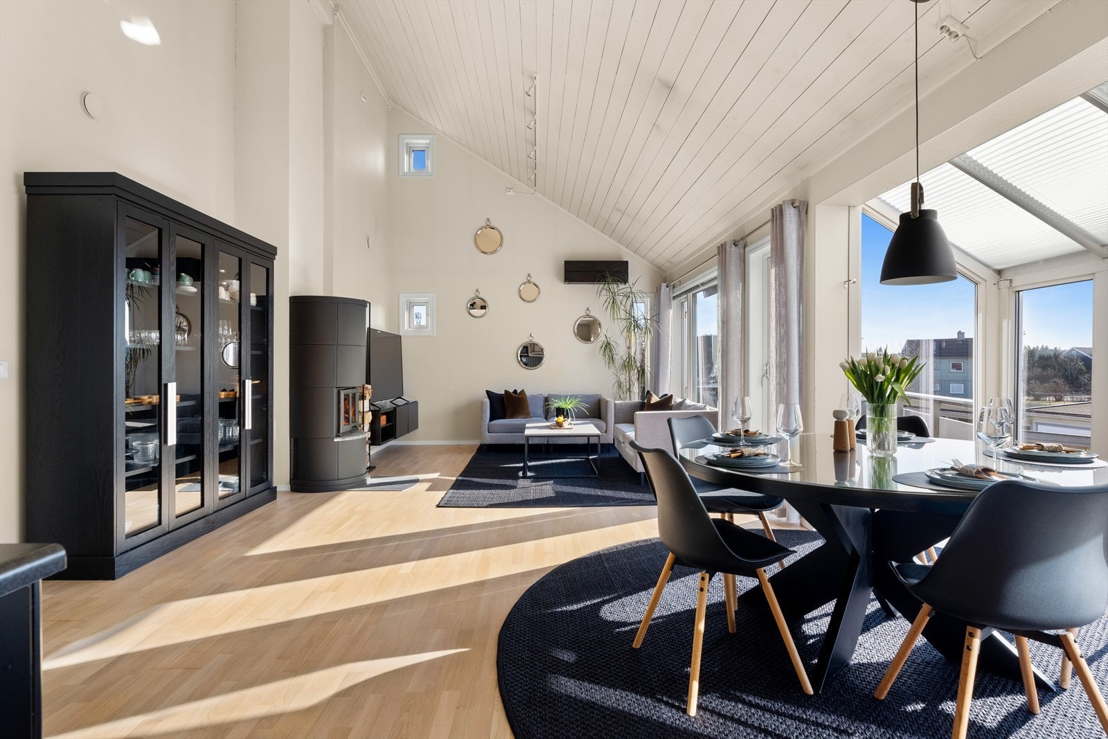 Stuen er romslig og har god plass til både sofagruppe, TV-møblement, spisestue og øvrig ønsket møblement Galleribilde