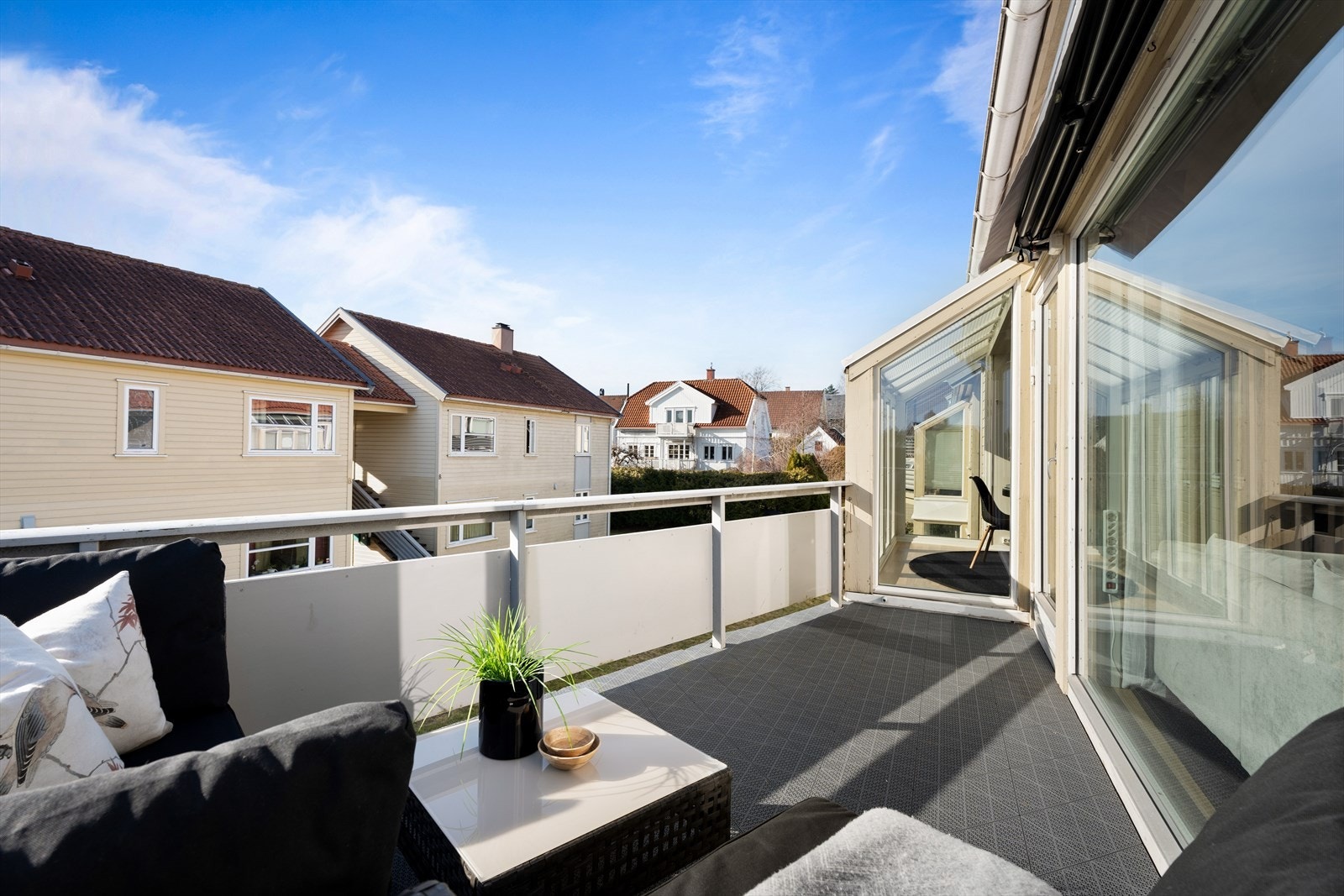 Solrik, sørvendt balkong på ca. 10 m², utstyrt med terrassemarkise Galleribilde