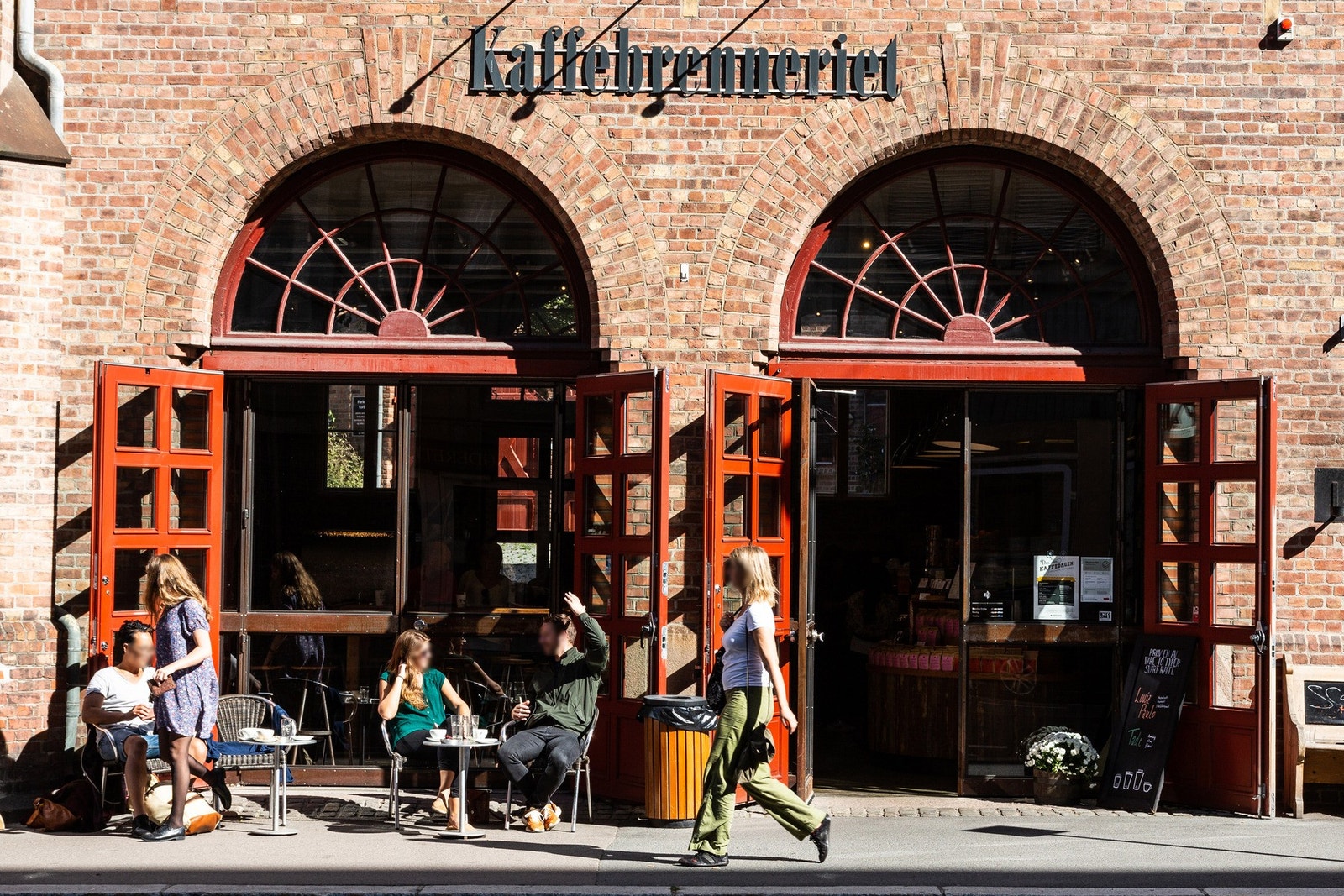 Nærområdet - En av mange kaféer hvor morgenkaffen kan nytes. Galleribilde