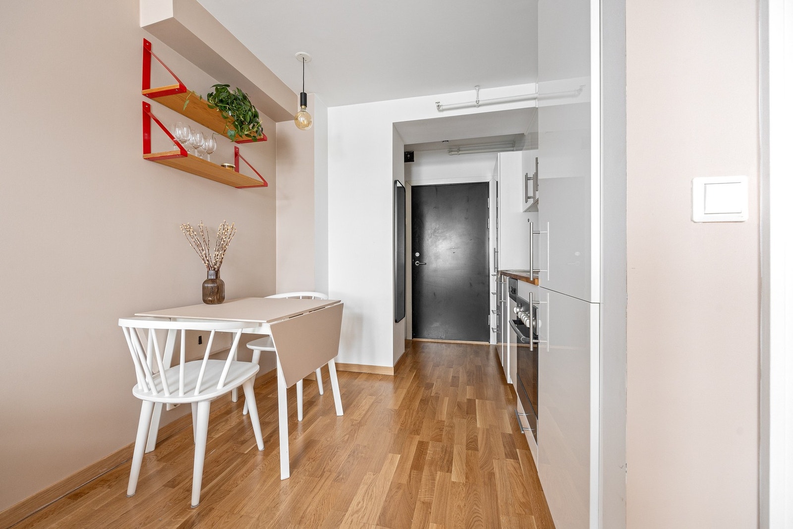 Sentralt ventilasjonsanlegg i bygningen med avtrekk fra kjøkken og bad. Galleribilde