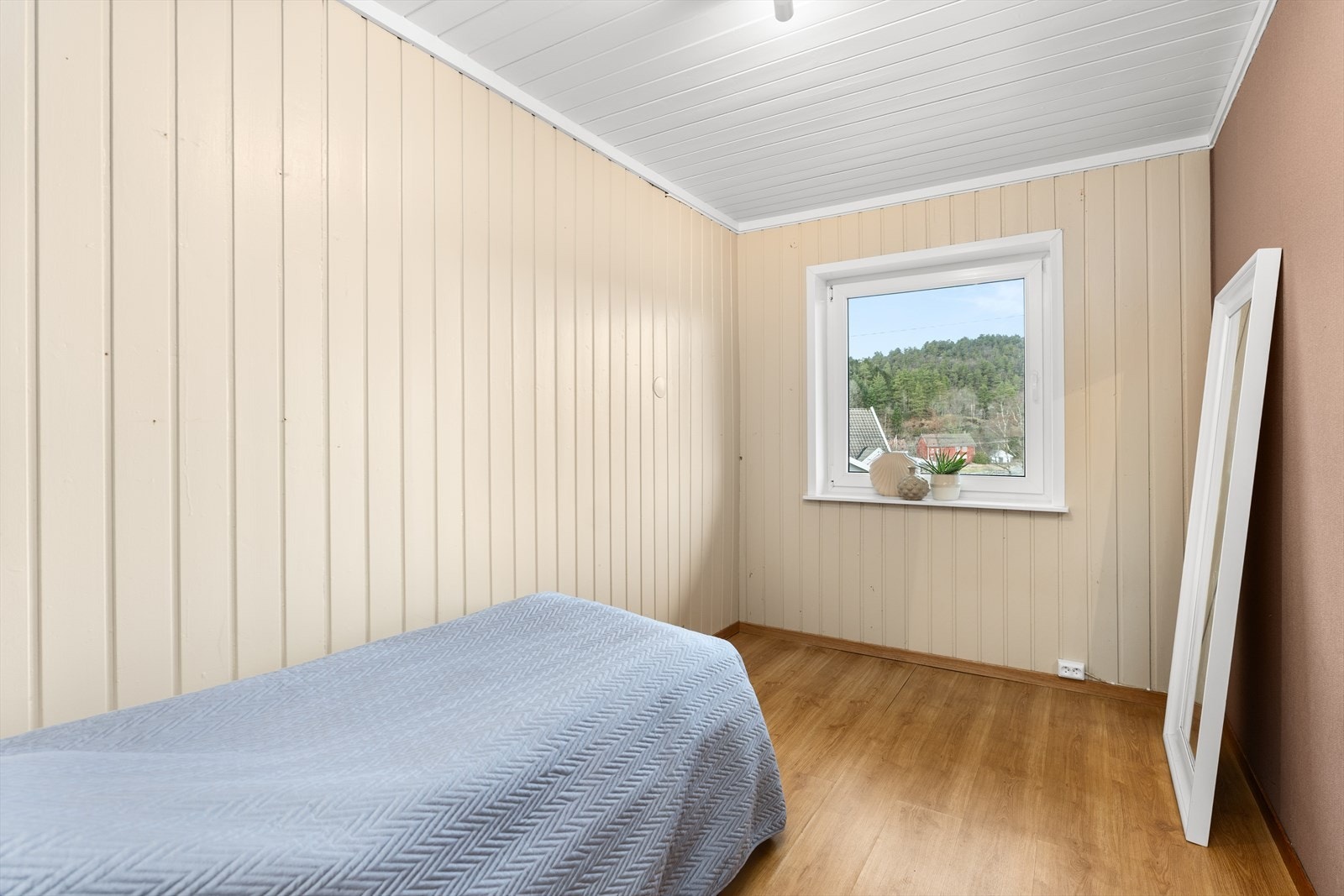 På opprinnelige byggetegninger er dette merket som redskapsbod/klær. Det er i dag innredet som soverom, men det er ikke godkjent som soverom eller for varig opphold. Galleribilde