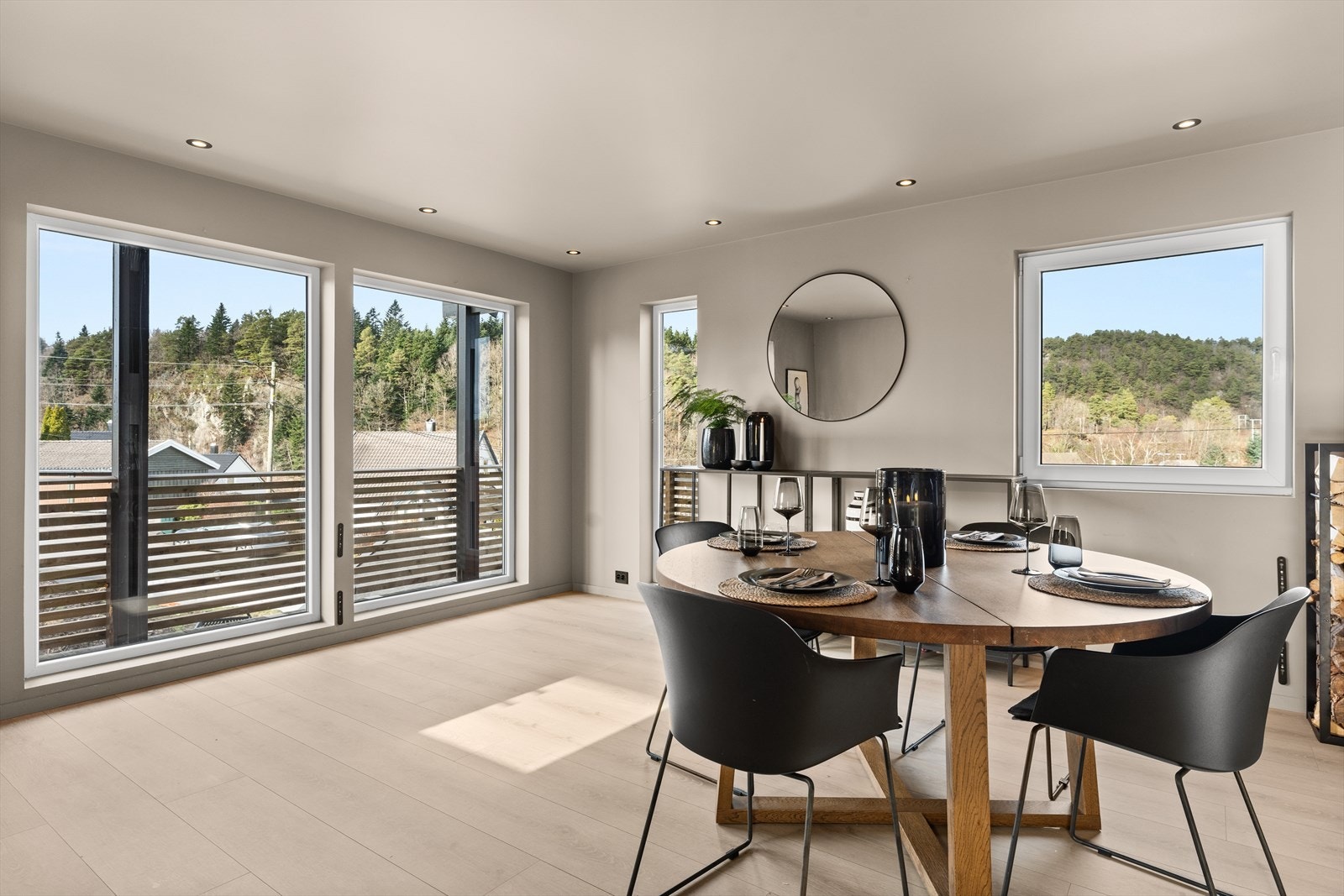 God plass til spisegruppe i stuen. Galleribilde