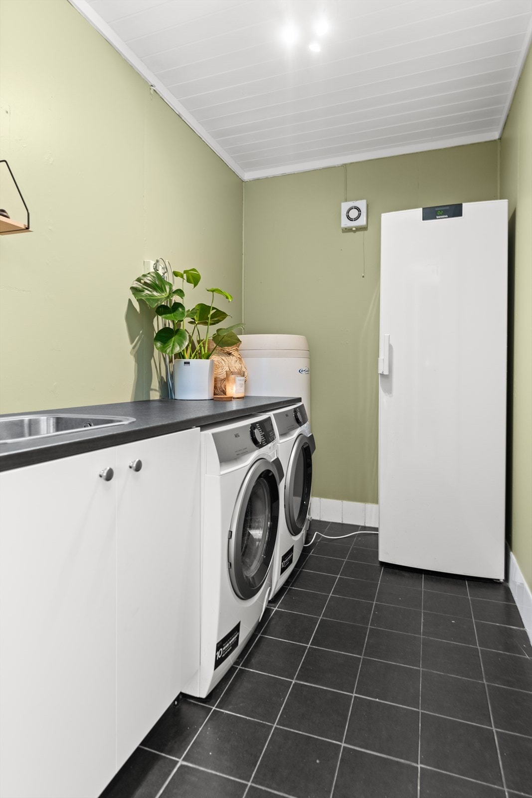 Vaskerom med fliser på gulv. Galleribilde