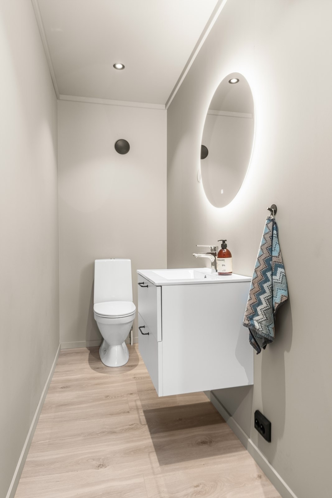 I 1. etasje finner vi et praktisk WC. Galleribilde