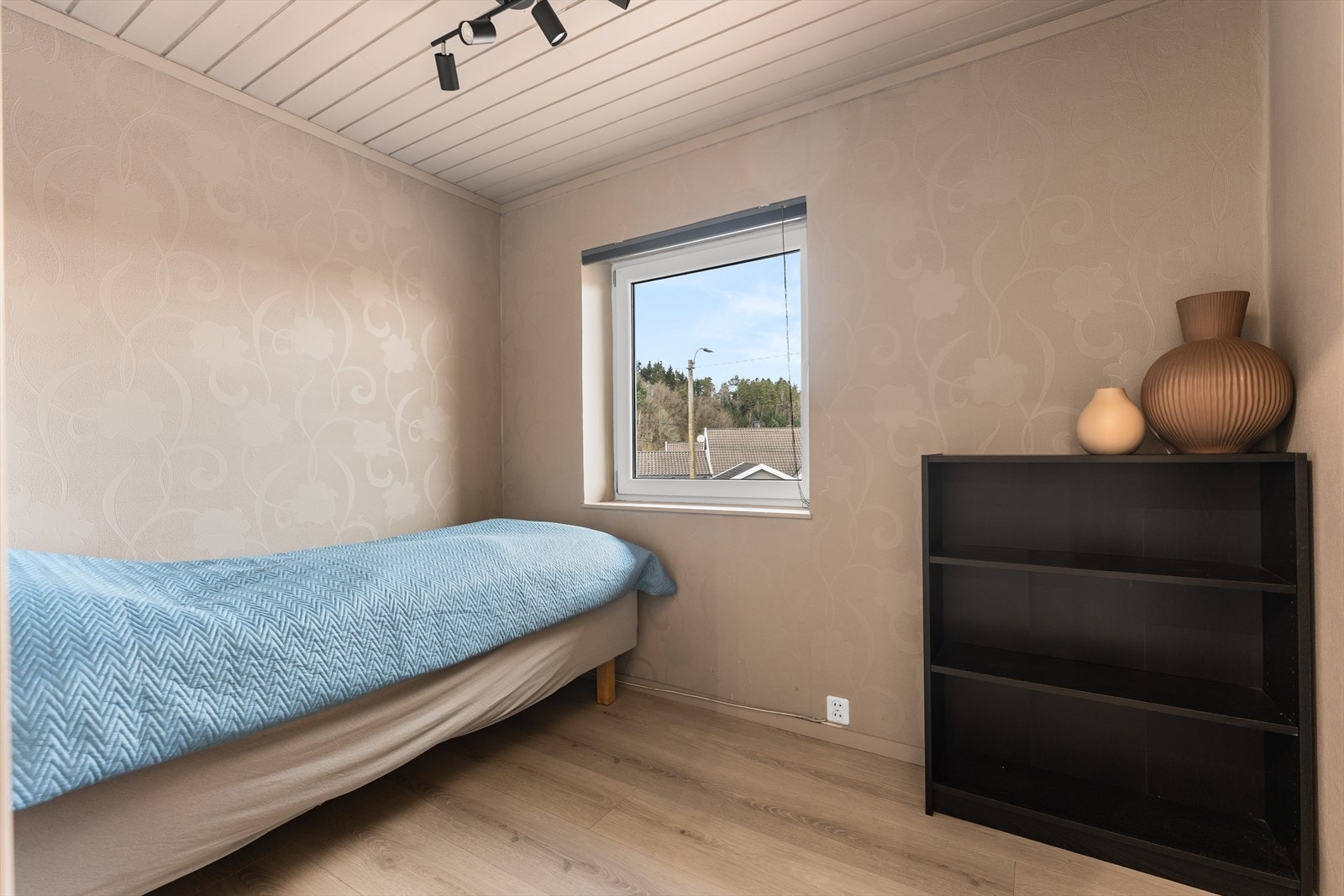 På opprinnelige byggetegninger er dette merket som redskapsbod/klær. Det er i dag innredet som soverom, men det er ikke godkjent som soverom eller for varig opphold. Galleribilde