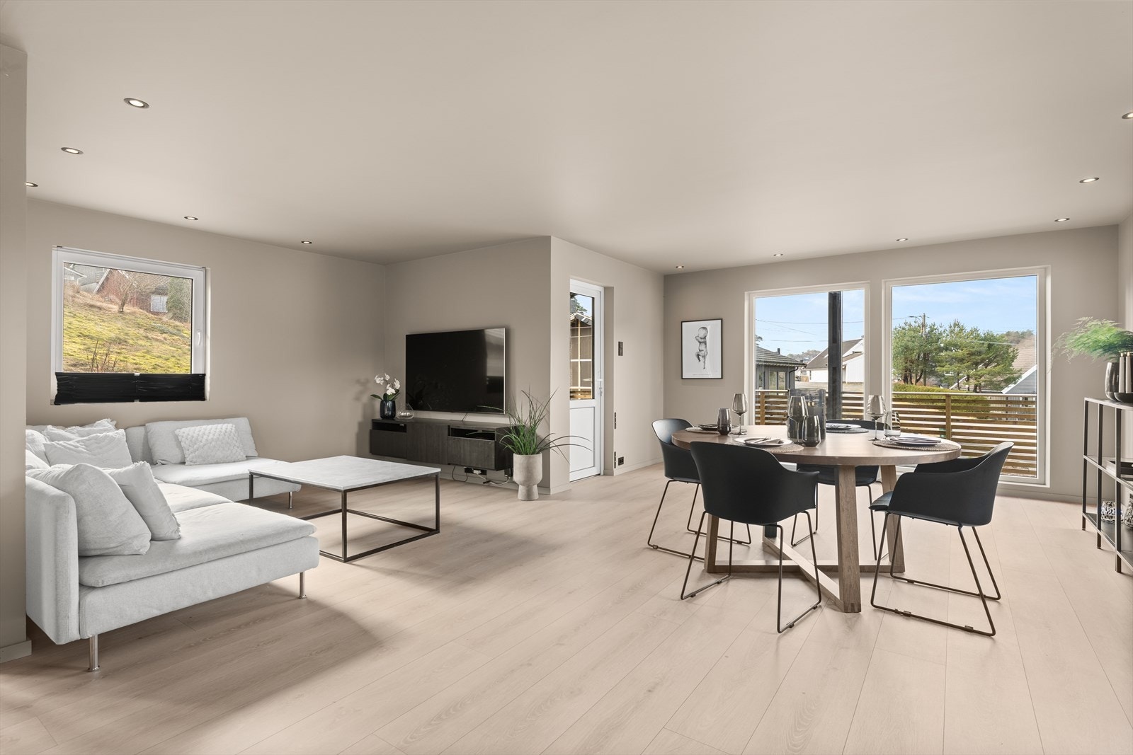 Romslig stue med delikate farger på vegger og tak. Galleribilde