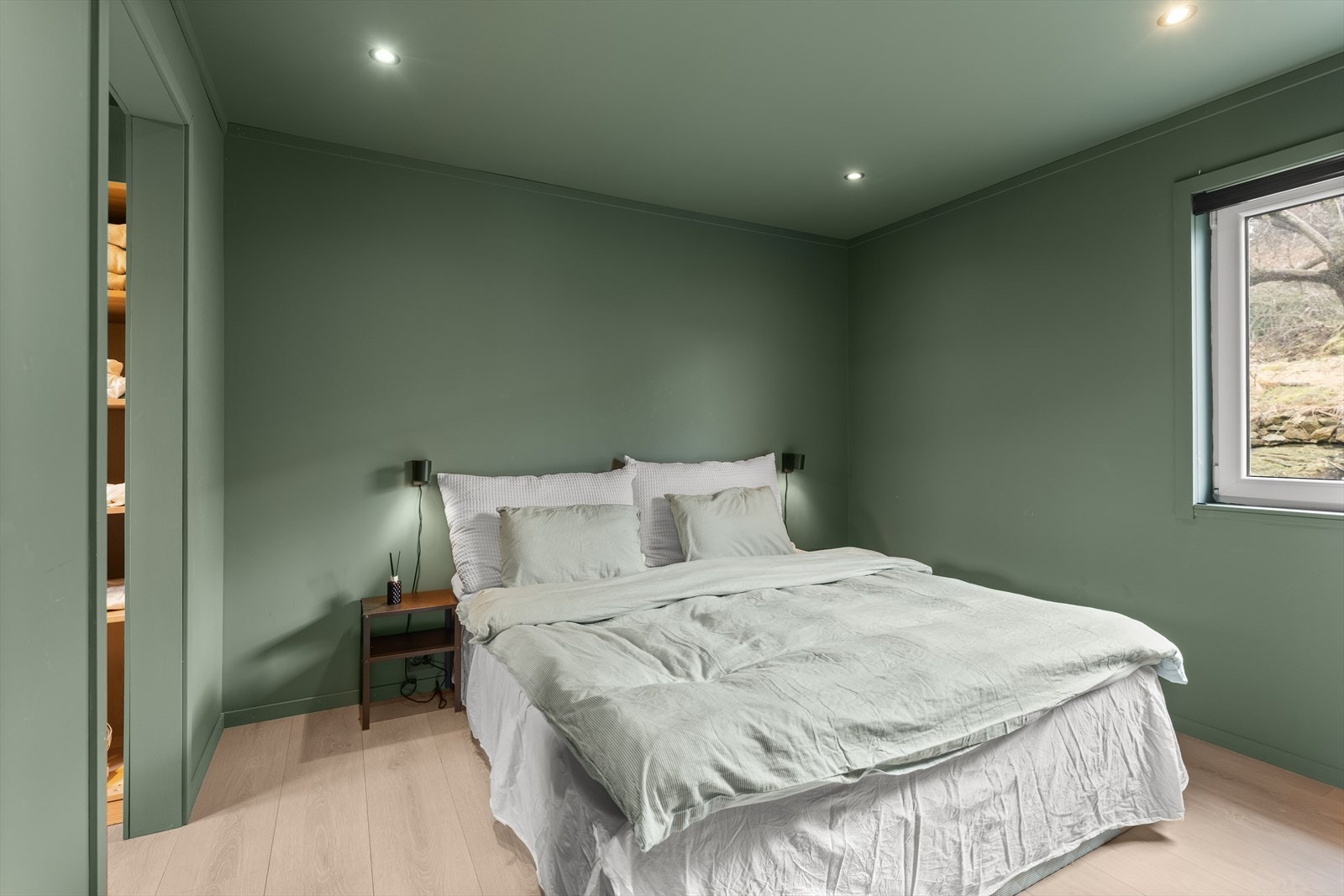 Hovedsoverom med tilknyttet walk-in. Galleribilde