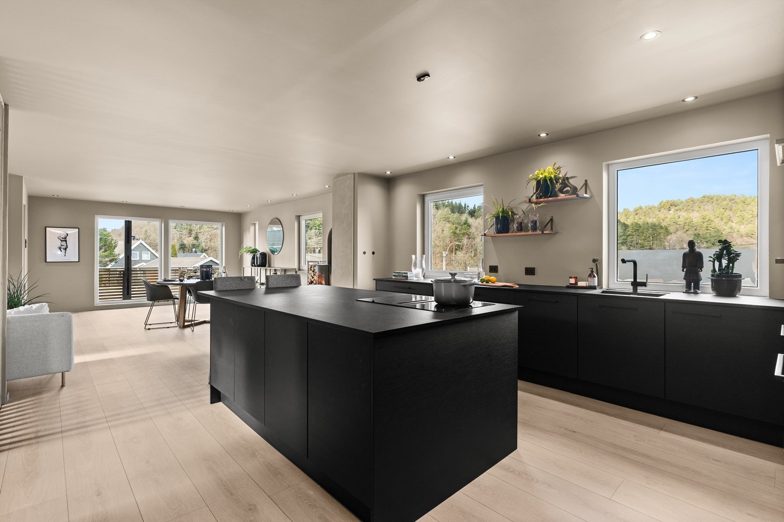 I boligens hovedetasje finner vi et flott kjøkken med åpen løsning mot stuen. Galleribilde