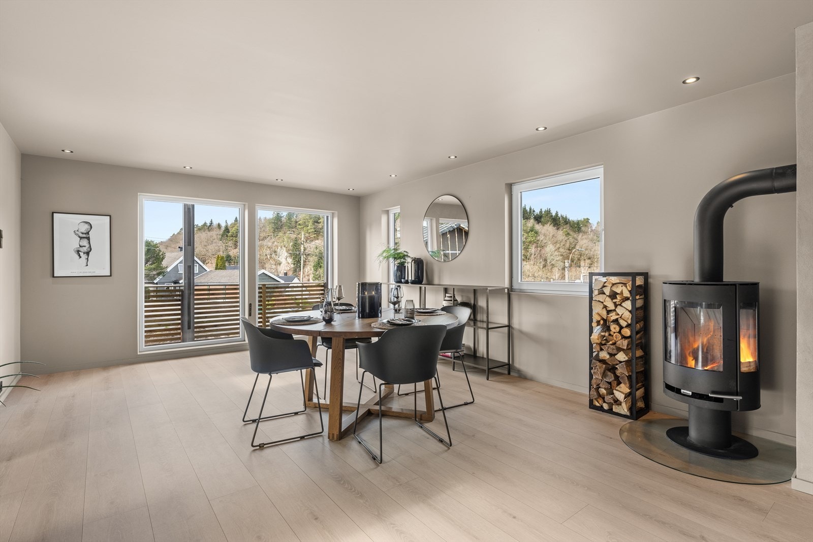 Store vinduer sikrer godt med naturlig dagslys og en luftig atmosfære. Galleribilde