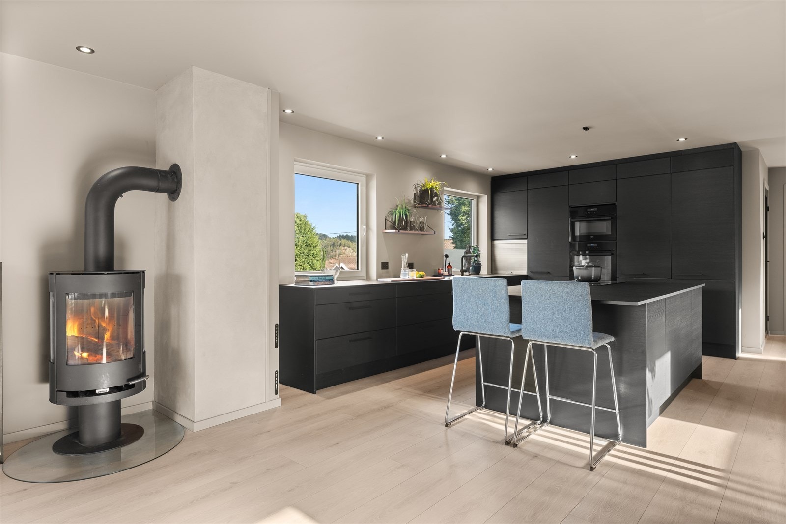 I stuen finner vi også en vedovn som gir god varme på kaldere dager. Galleribilde