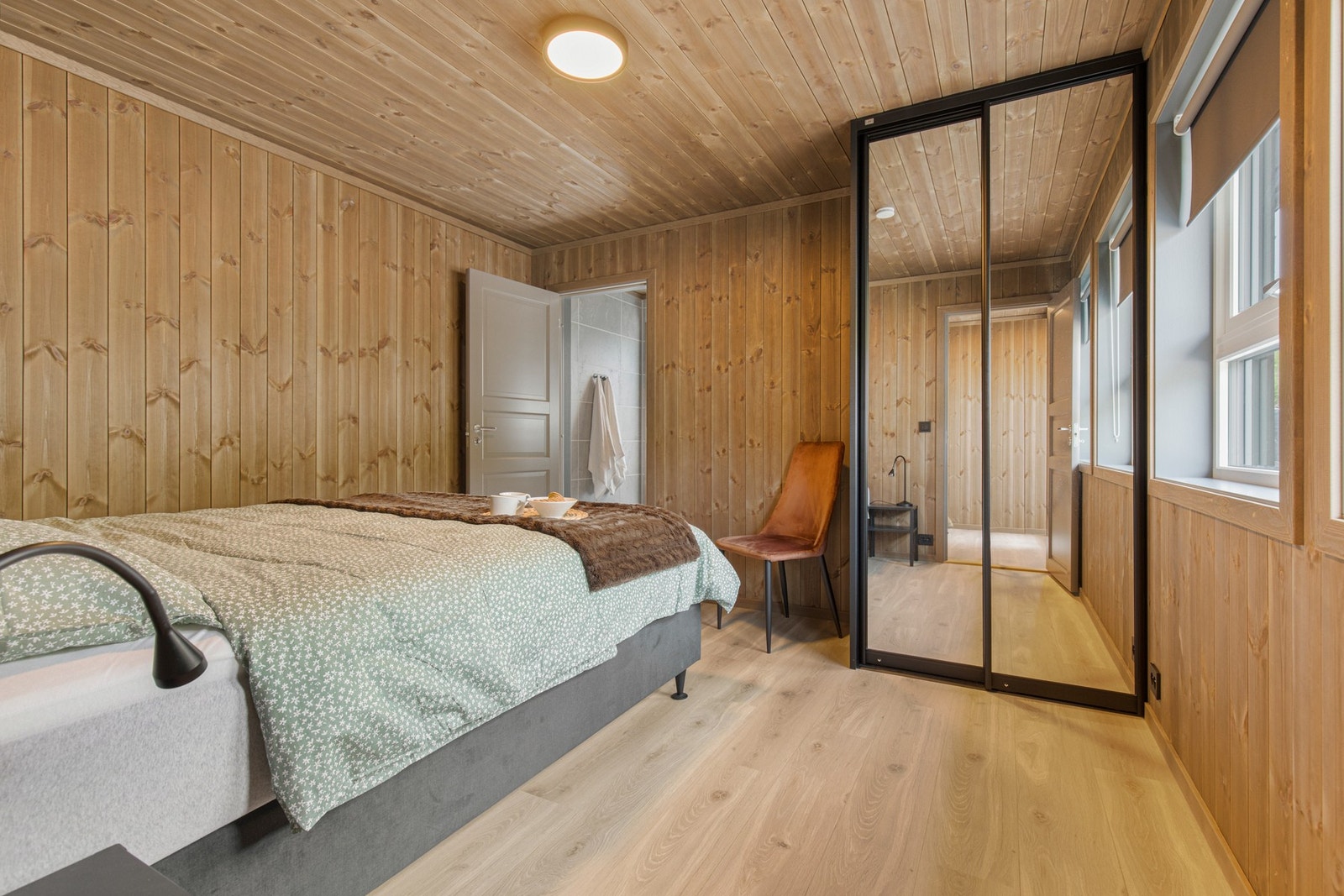 Det er montert skyvedørsgarderobe for god oppbevaring. Rullgardin medfølger i handelen. Galleribilde