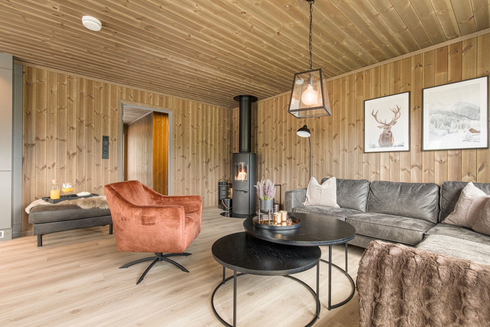 Det er laminat på gulvet, og på veggene er det stående panel. I himling er det panelplater. Galleribilde