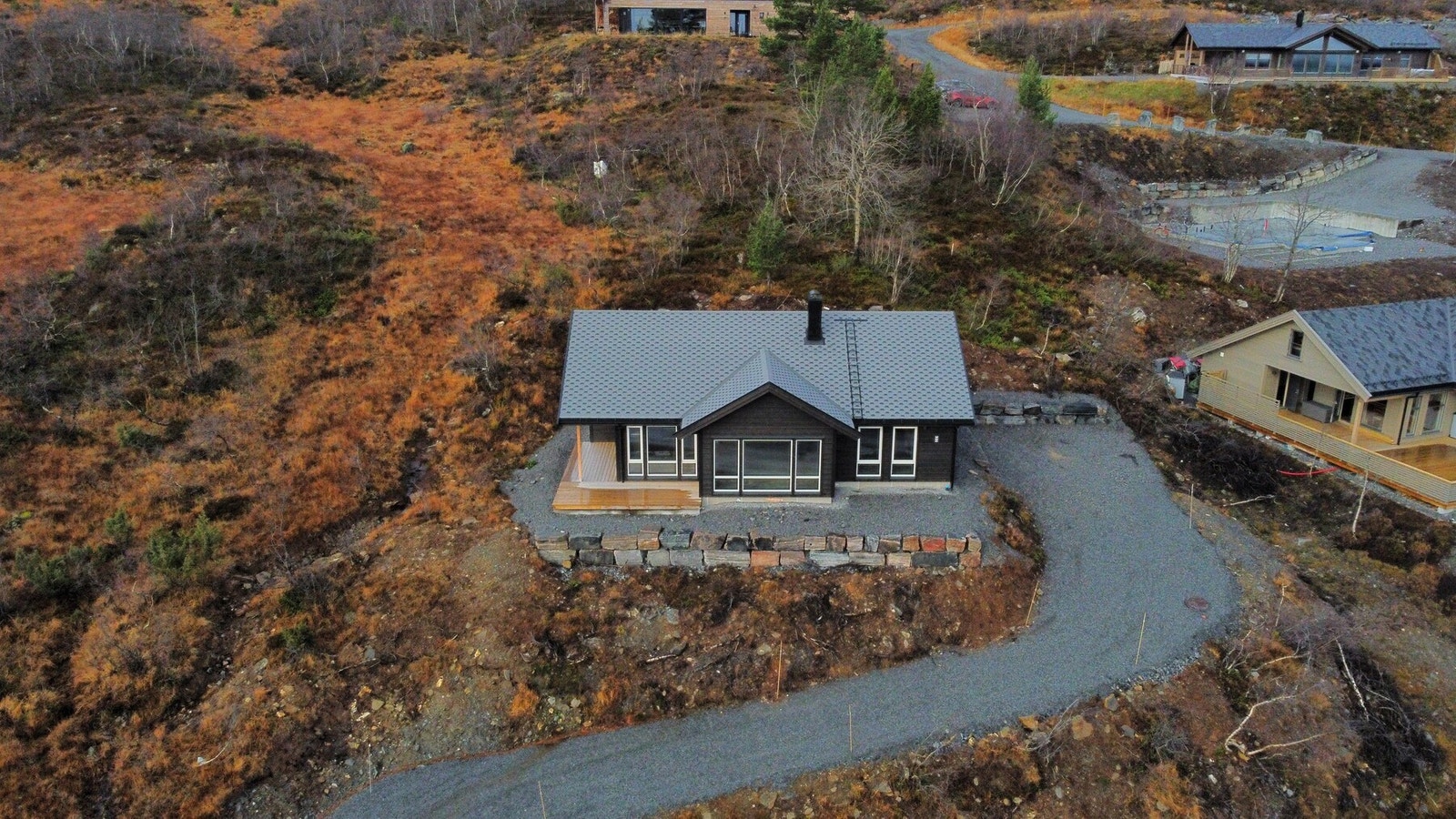 Det er god plass til parkering i gruset innkjørsel. Galleribilde