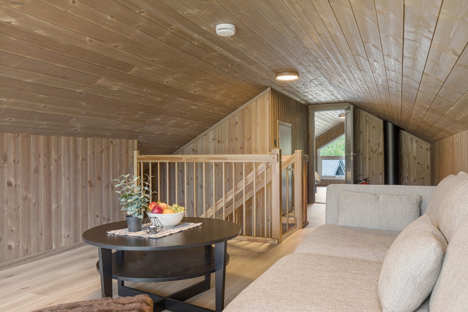 Laminat på gulvet, og panel på vegger og i himling. Galleribilde