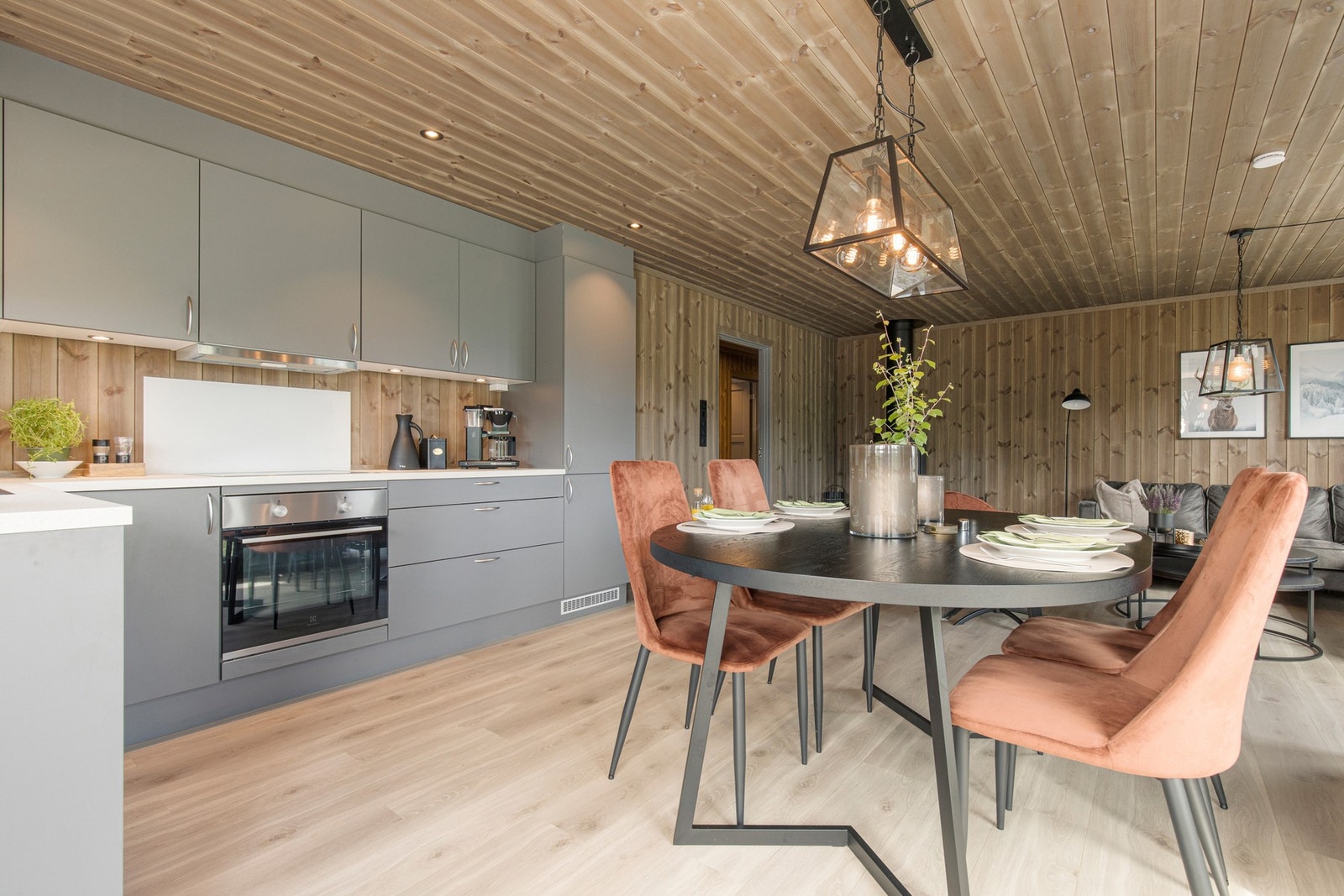 Integrerte hvitevarer som oppvaskmaskin, komfyr og kjøl/fryseskap. Galleribilde