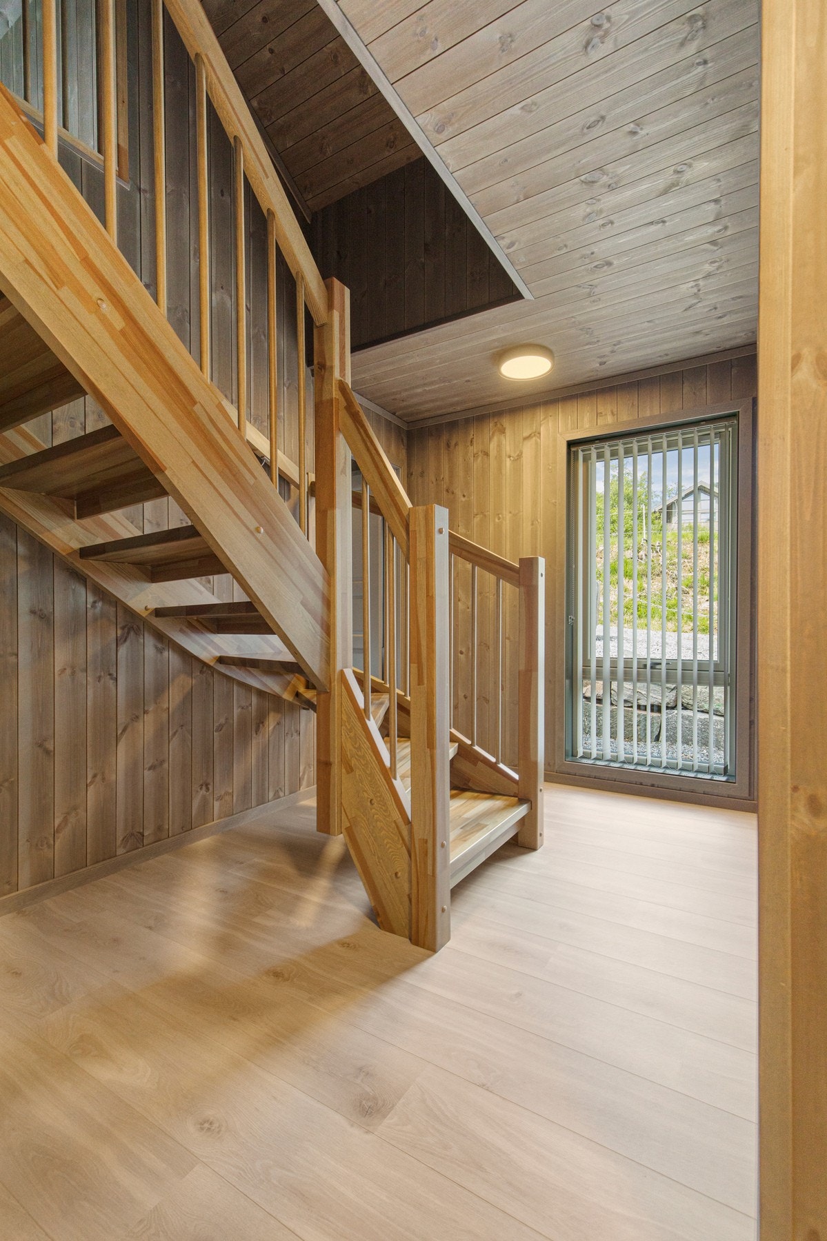 Trappetrom med plass til oppbevaringsmøbler. Galleribilde