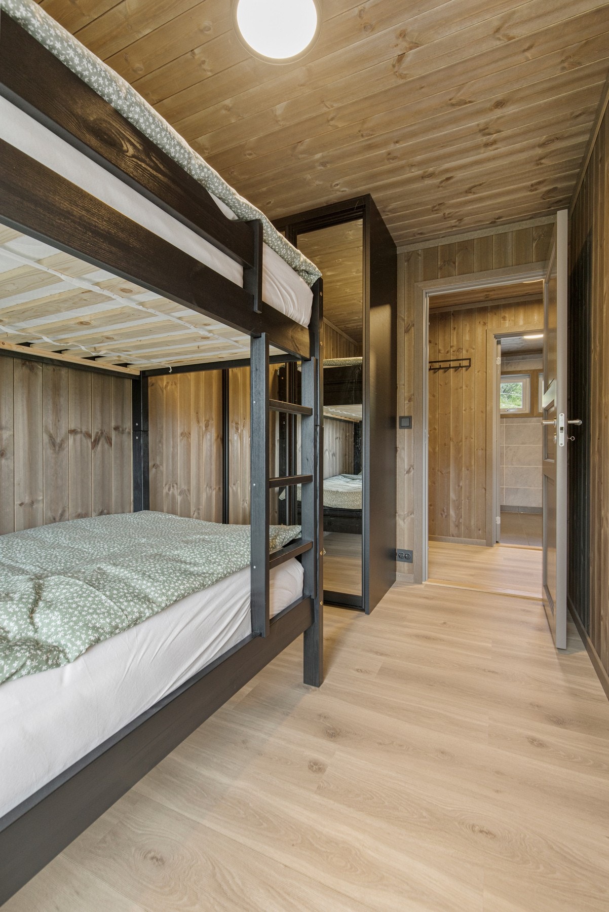 Det er montert skyvedørsgarderobe for god oppbevaring. Rommets areal: 7,1 kvm. Galleribilde