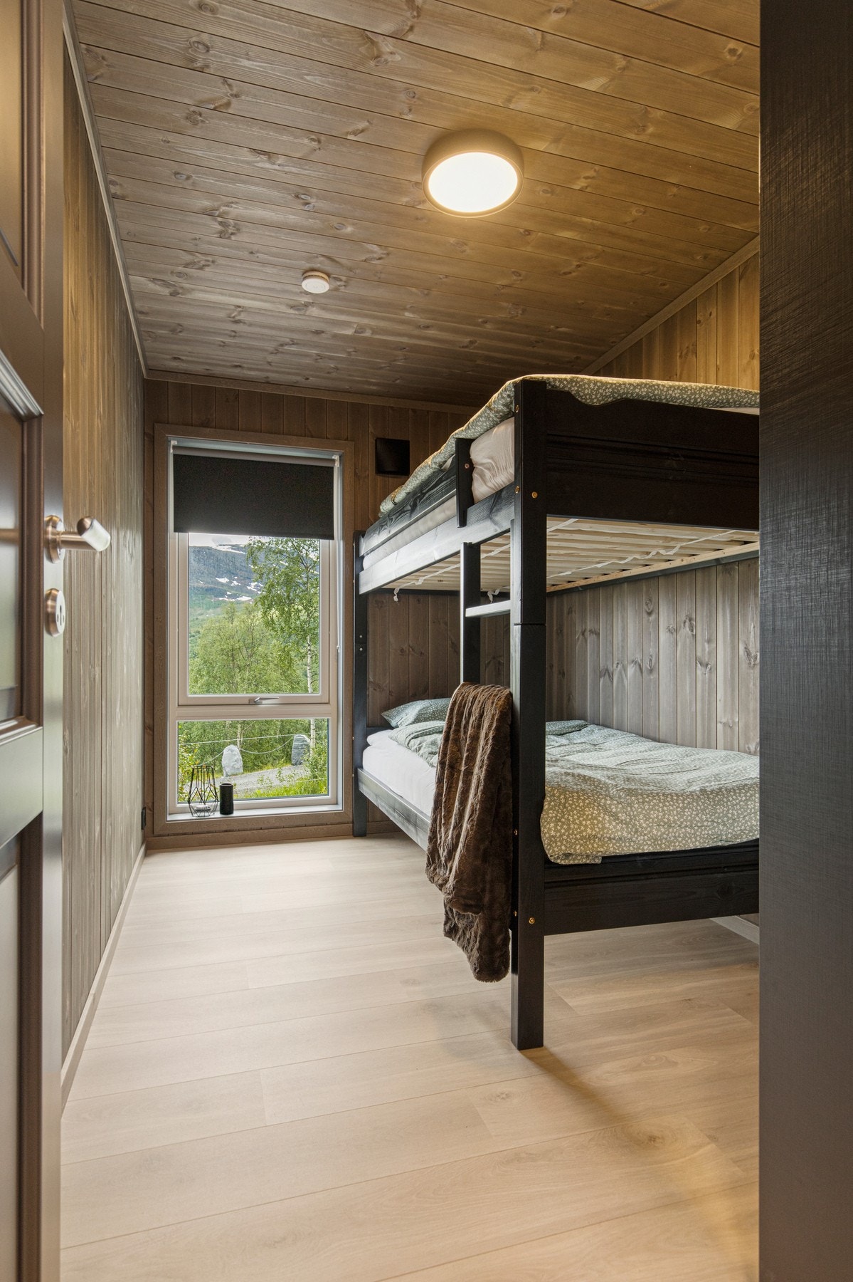 Soverom med plass til seng/køyeseng og nattbord. Rullgardin medfølger i handelen. Galleribilde