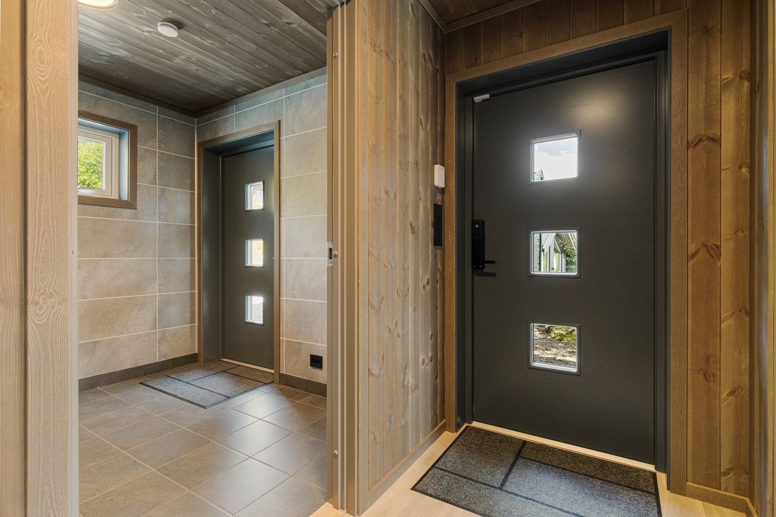 Ytterdør NORDAN Horisont med 3-lags glass, lakkert utførelse i grå. Praktisk med direkte inngang til vaskerom. Doorman medfølger ikke i handelen. Galleribilde