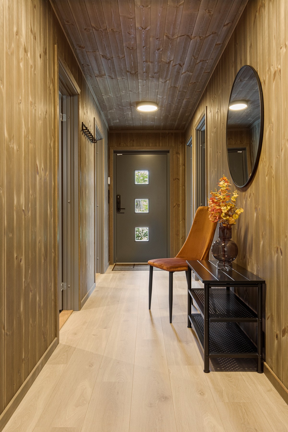 I gangen er det plass til oppbevaring av yttertøy og sko. Det er varmekabler i vindfanget. Galleribilde