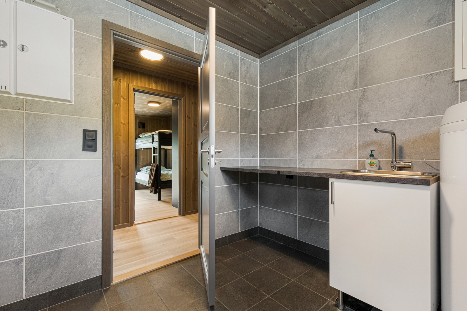 Vaskerommet har fliset gulv med varmekabler. Fibo trespo våtromsplater på vegger. Praktisk innredning med vask og opplegg for vaskemaskin. Areal: 6 kvm. Galleribilde