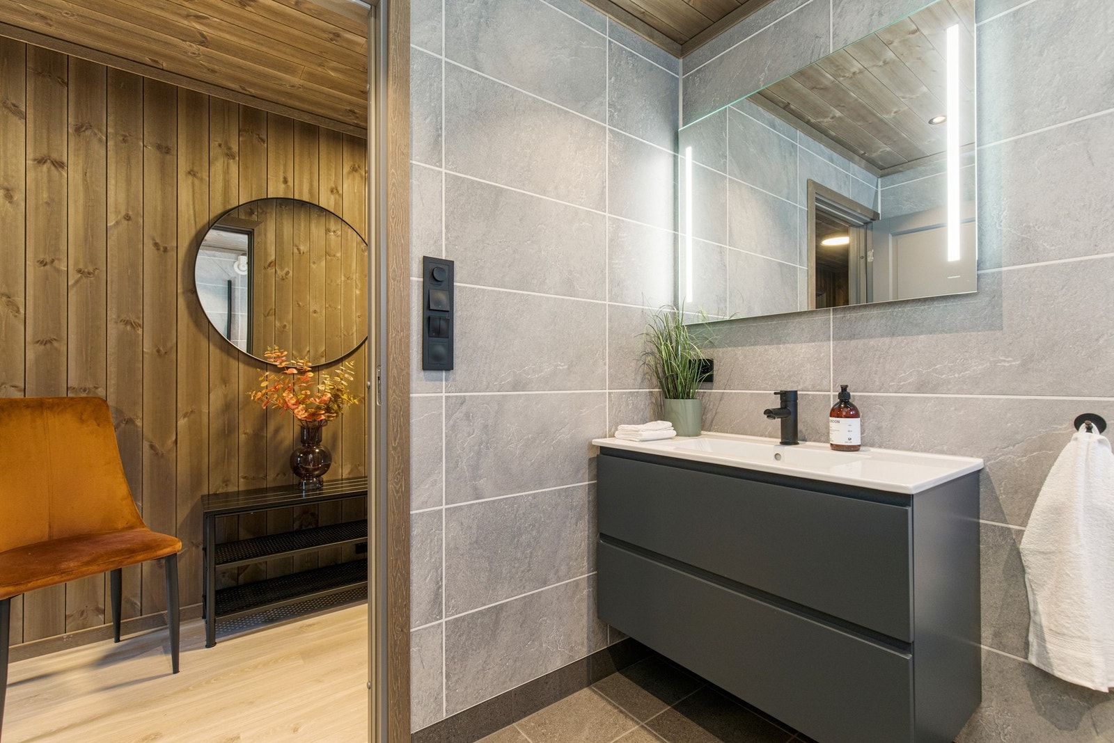 Bad i 1.etg med fliset gulv og varmekabler. Fibo trespo våtromsplater på vegger. Ledspotter i himling. Galleribilde