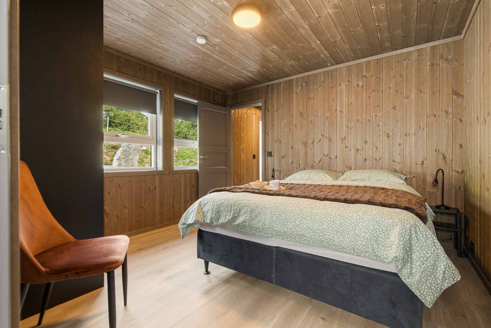 Hovedsoverommet har fin størrelse med plass til dobbeltseng og tilhørende nattbord. Areal: 11,2 kvm. Galleribilde