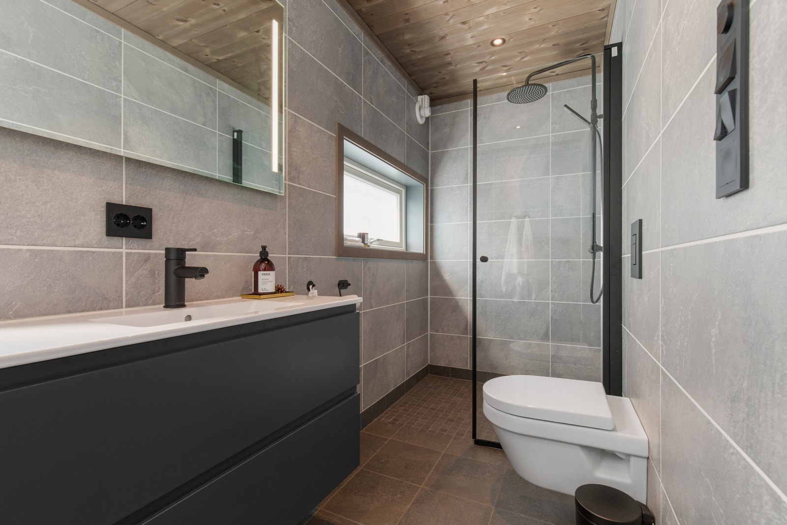 Fra hovedsoverommet er det direkte tilkomst til bad med fliset gulv med varmekabler. Fibo trespo våtromsplater på vegger og ledspotter i himling. Galleribilde