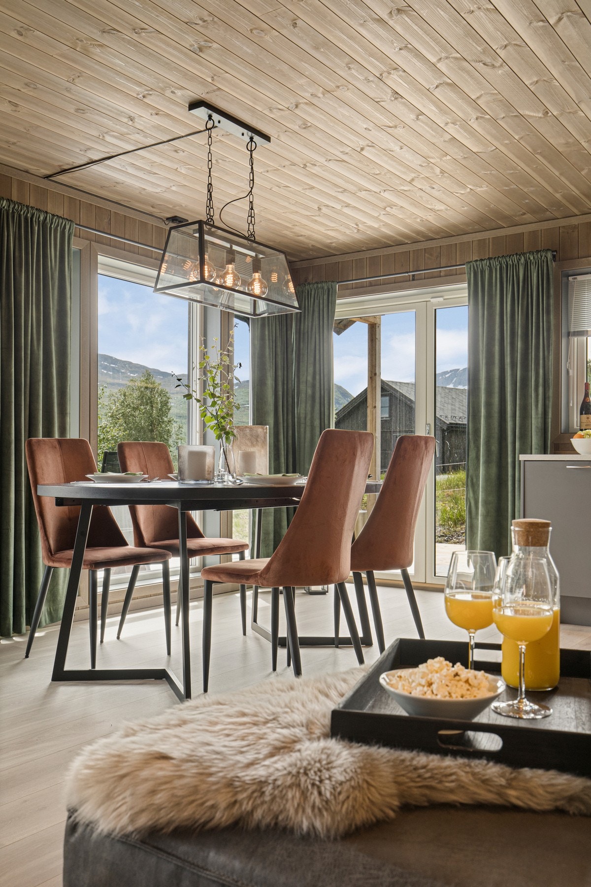 Det er god plass til å møblere med spisegruppe ved kjøkkenet. Utgang til terrasse fra kjøkkenet. Galleribilde