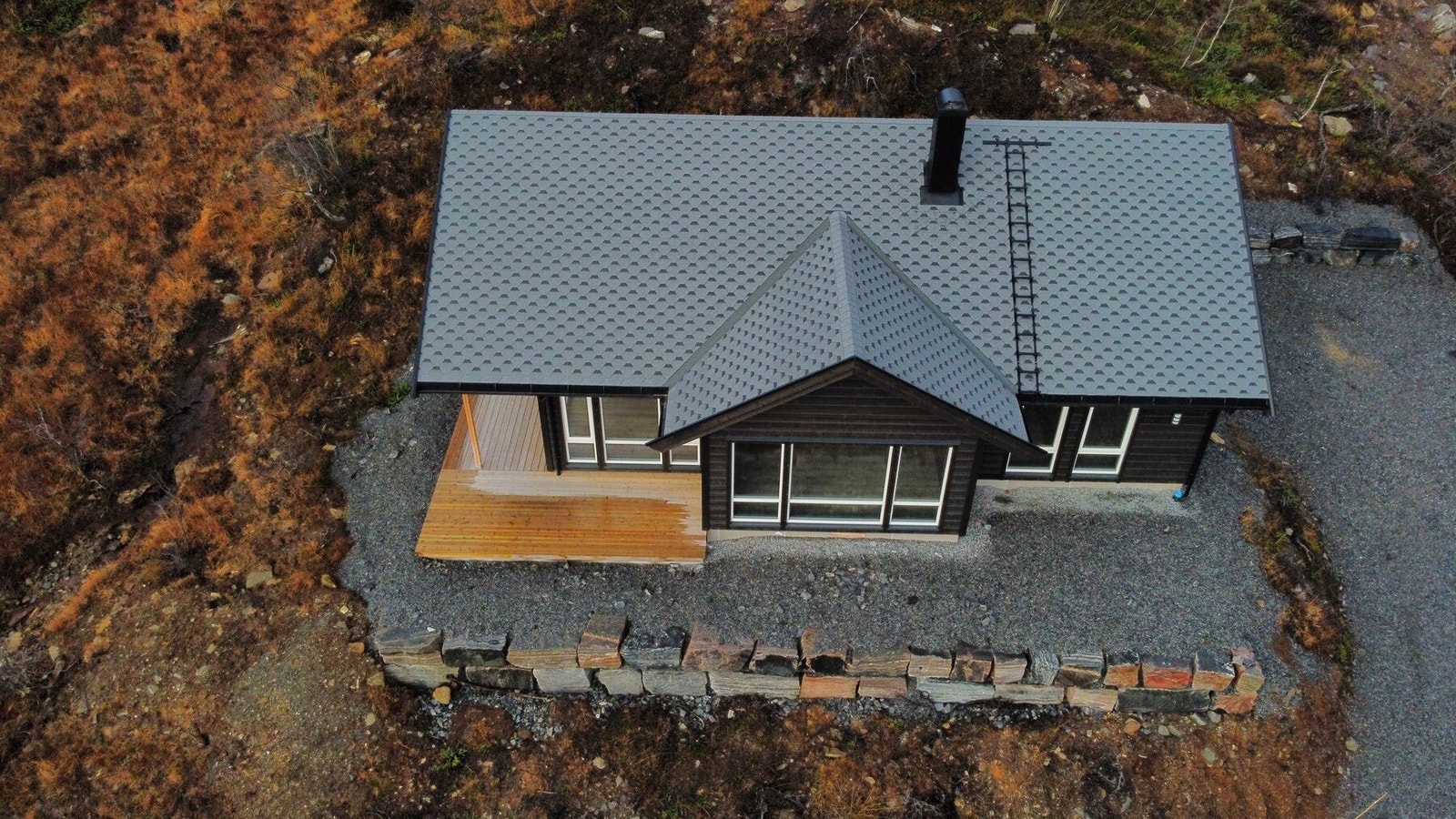 Det er heilårsveg til tomta med egne parkeringsplasser i tillegg til felles parkering ved innkjøring til feltet. Galleribilde