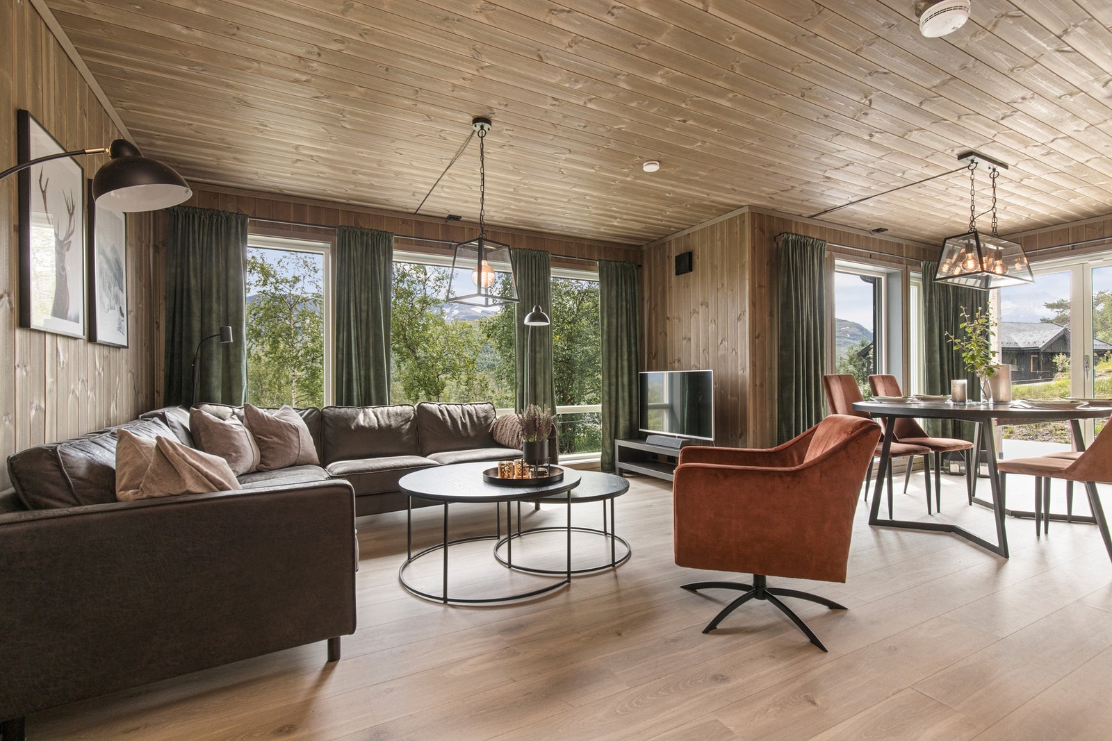 Stuen har god størrelse med god plass til møblering av sittegruppe. Galleribilde