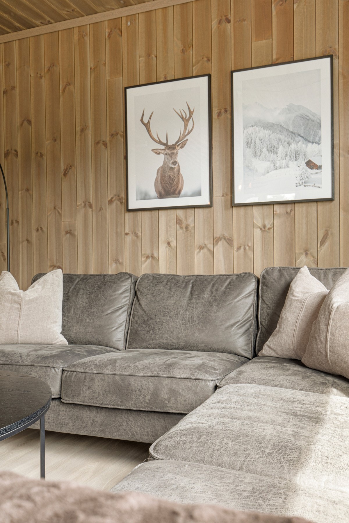 På veggene og i himling er det beiset panel. Galleribilde