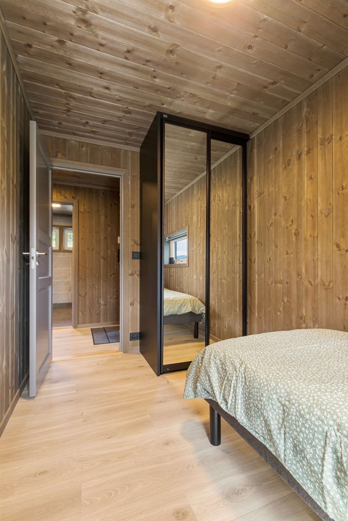 Det er montert skyvedørsgarderobe for god oppbevaring. Galleribilde