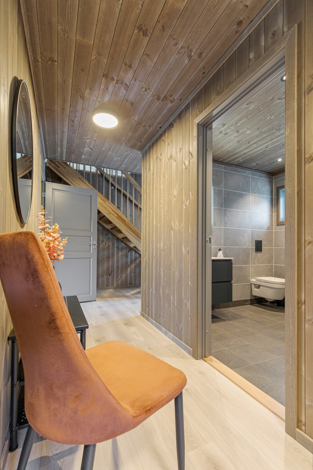 Det er laminat på gulvet, og på veggene og i himling er det panel. Galleribilde