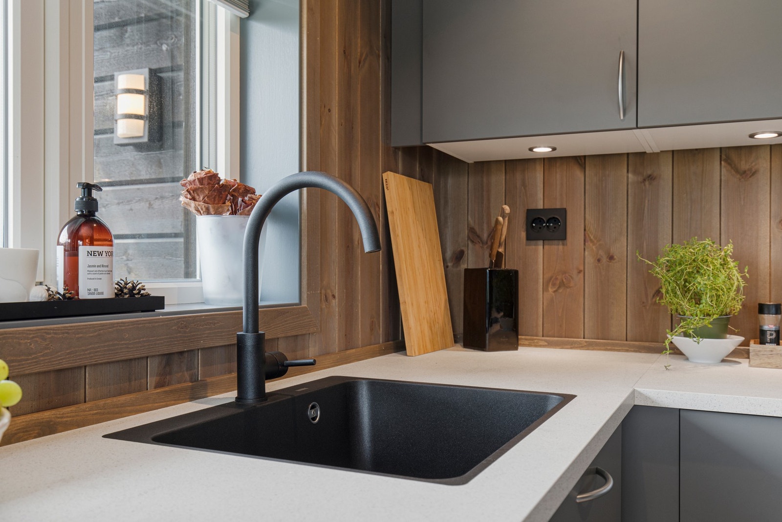 Det er belysning under overskap og mørk oppvaskkum. Galleribilde