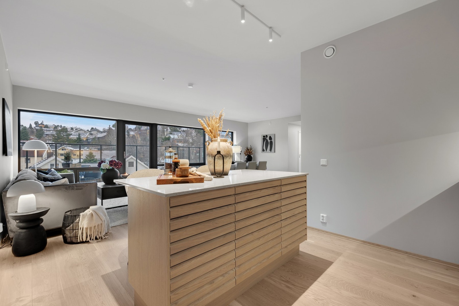 KJØKKEN|HTH kjøkken med fronter og dekksider i Stockholm og kjøkkenøy i den delikate typen Nordic Spirit hvit eik. Skuffer med fronter i eikespiler Galleribilde