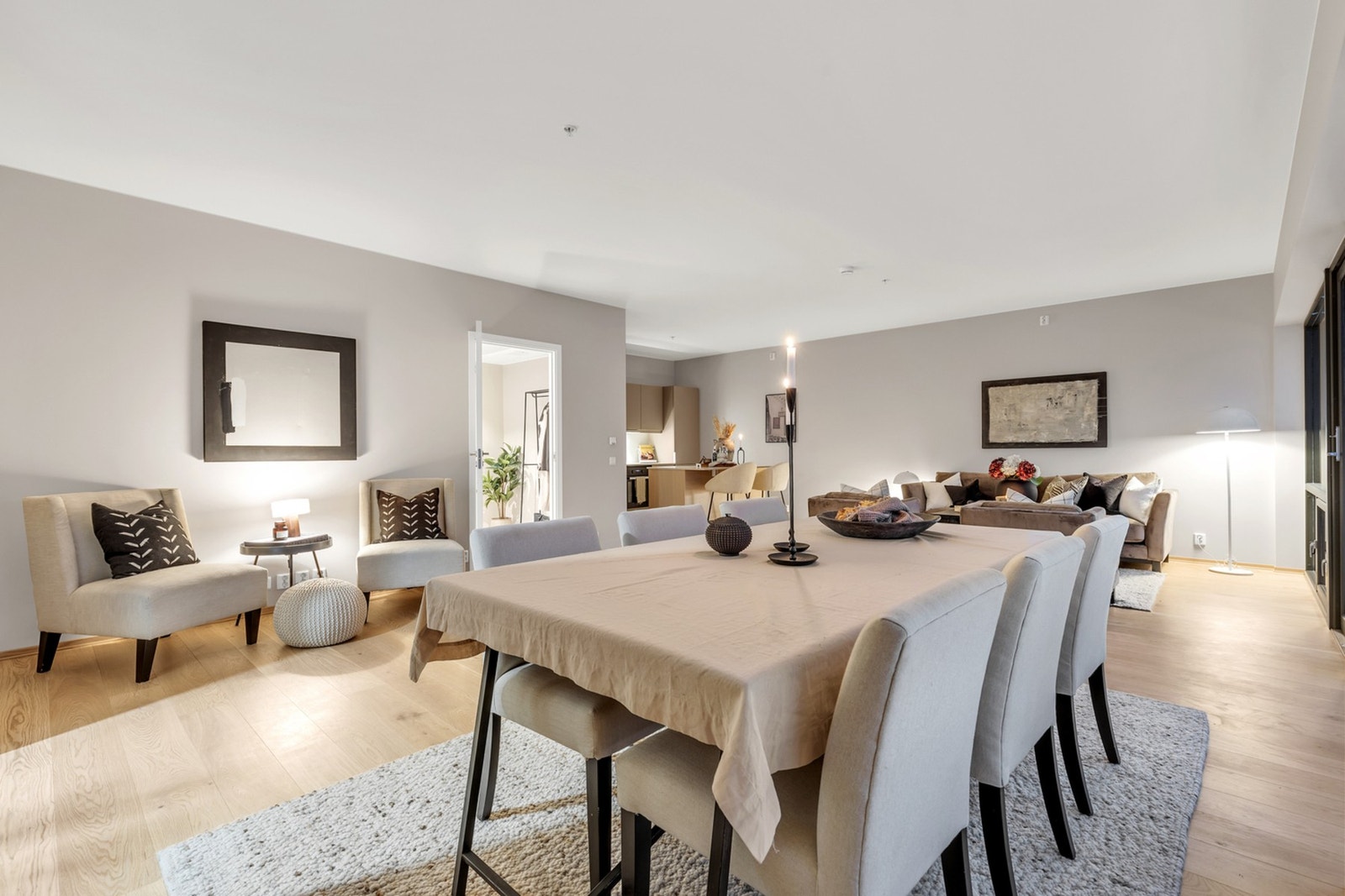 STUE| Store vindusflater gir godt med naturlig lysinnslipp. Galleribilde