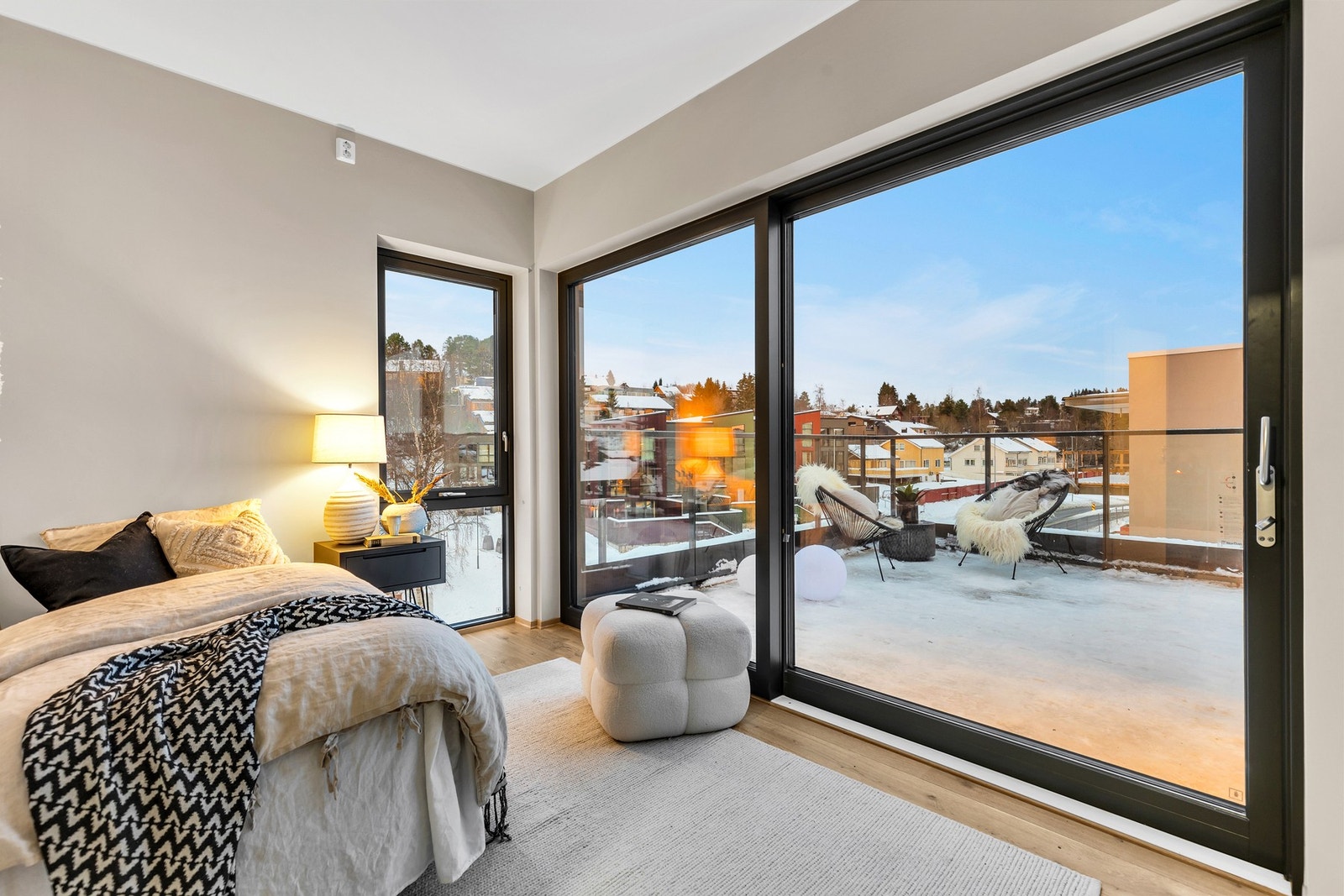 Fra tv-stuen/sov er det egen utgang til takterrassen Galleribilde