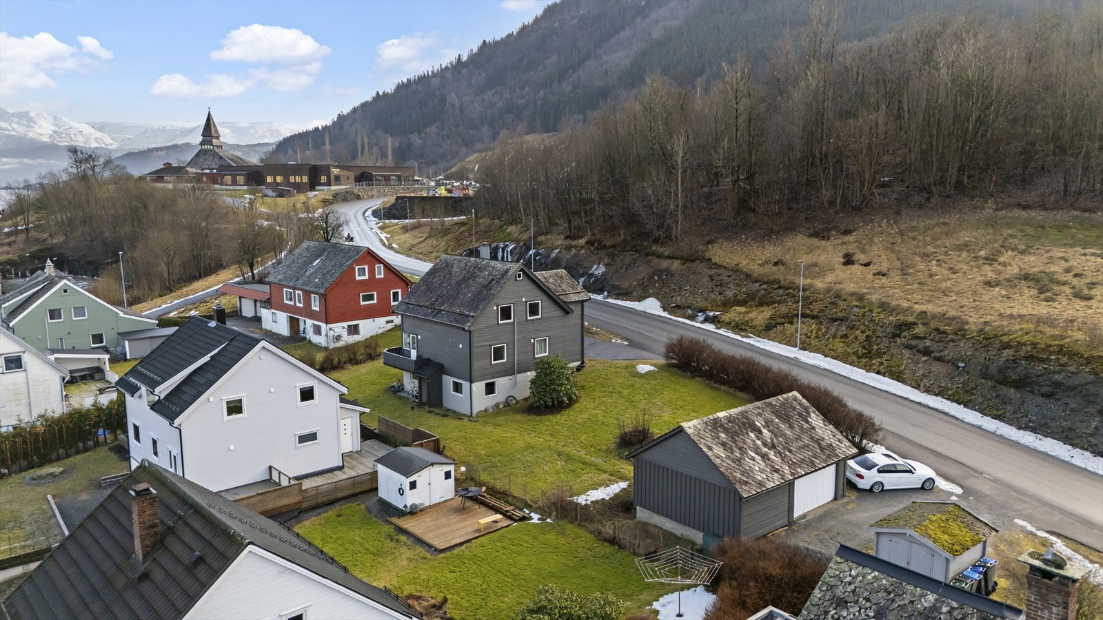Bolighus over tre etasjer og stor garasje. Galleribilde