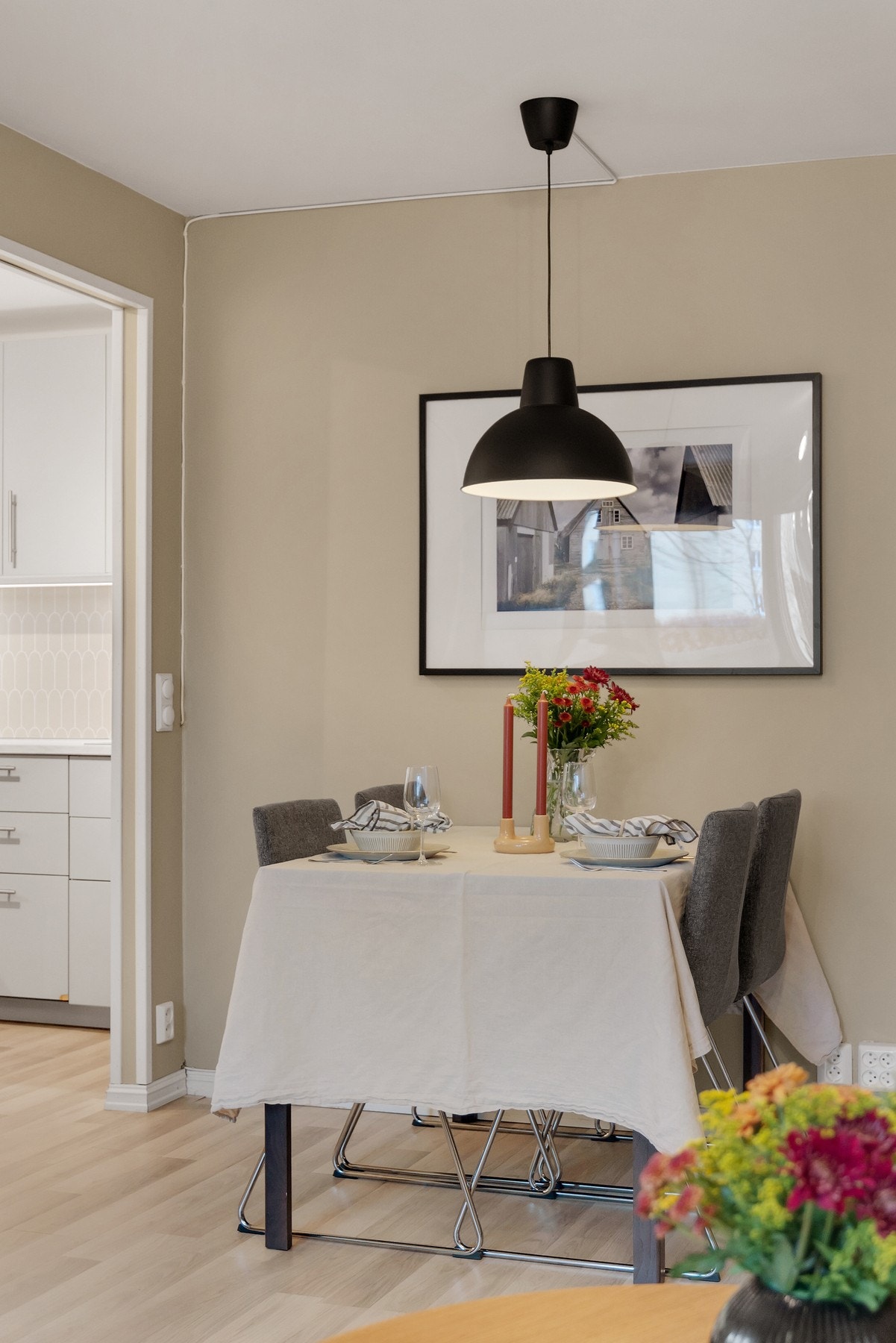 Flott spiseplass i stuen - perfekt for å samle venner og familie til hyggelige måltider og sosiale sammenkomster. Galleribilde