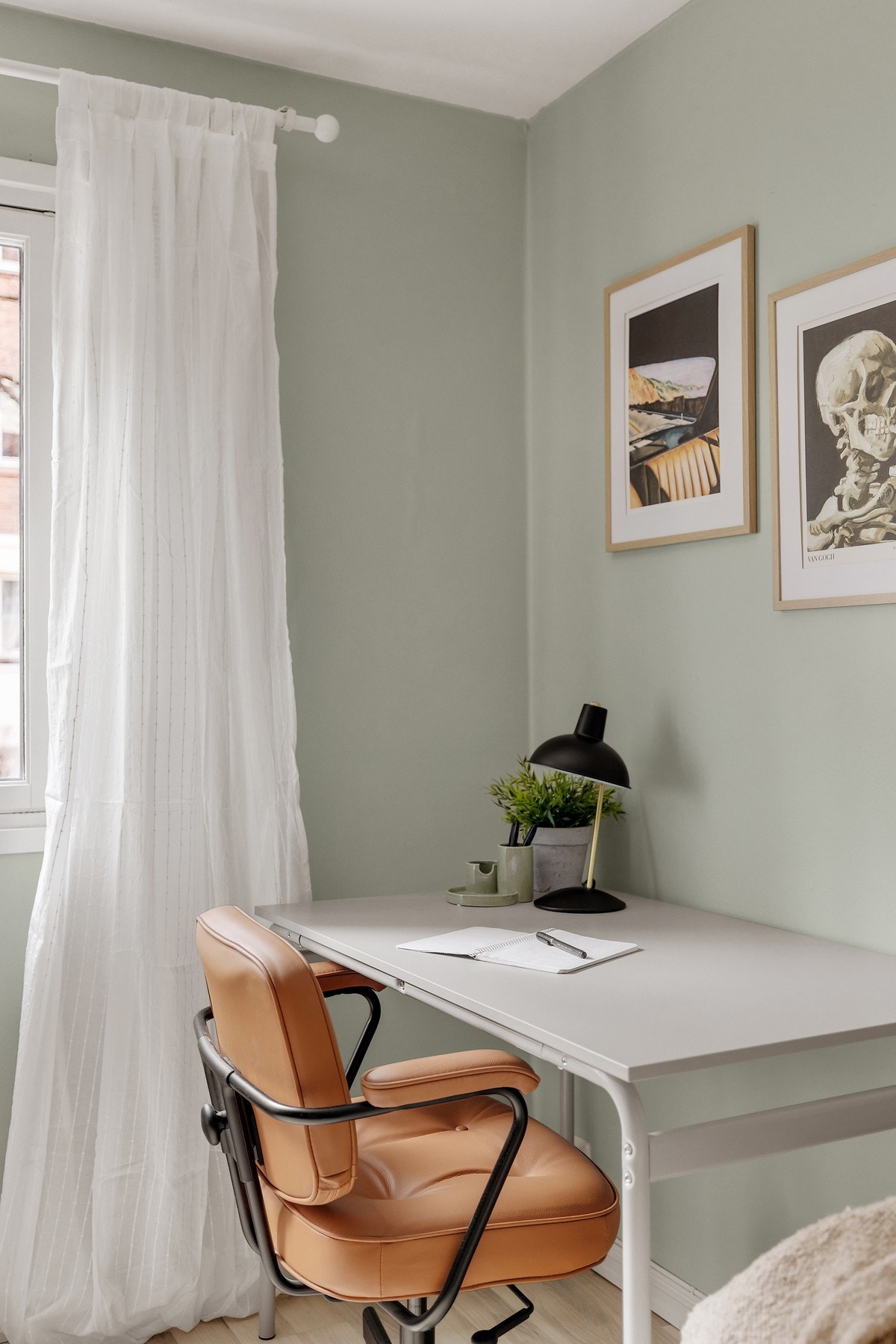 Dette rommet kan enkelt innredes som et hjemmekontor, med gode lysforhold og en rolig atmosfære - perfekt for arbeid eller studier. Galleribilde