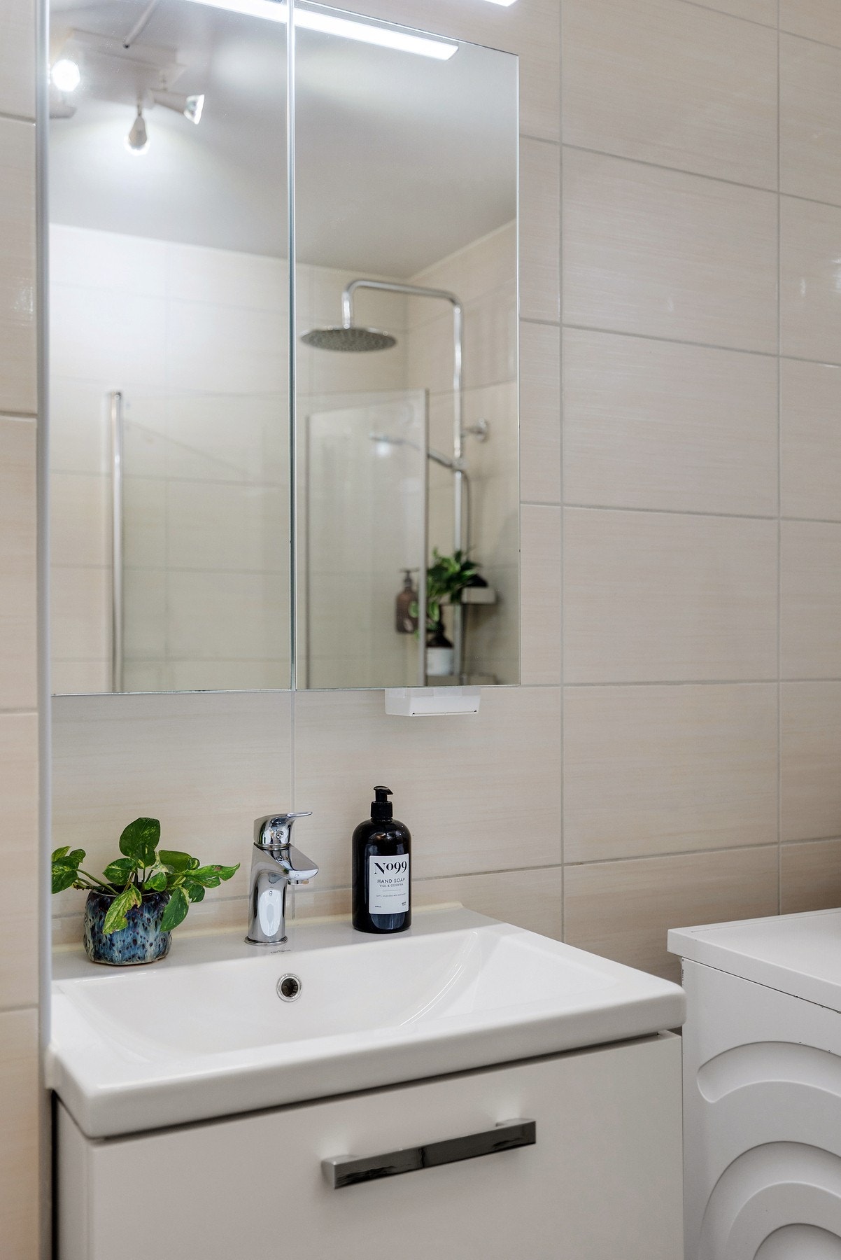 Badet har moderne og tidløs innredning. Galleribilde