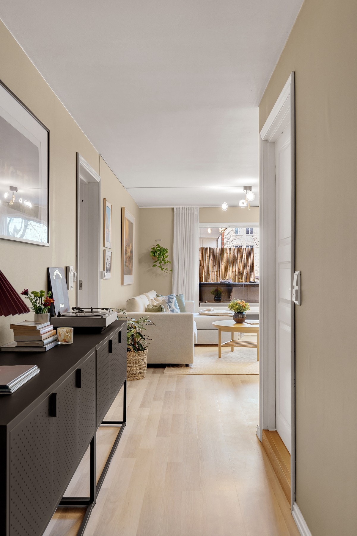 Romslig gang som fungerer som boligens knutepunkt med videre adkomst til alle boligens rom. Galleribilde