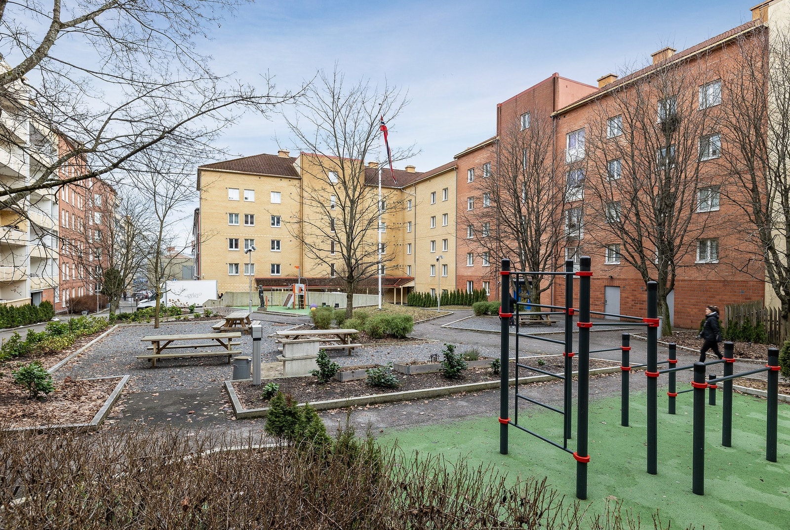 Hyggelige fellesområder med sittebenker og lekeplasser for de små - et trivelig og sosialt uteområde for både voksne og barn. Galleribilde