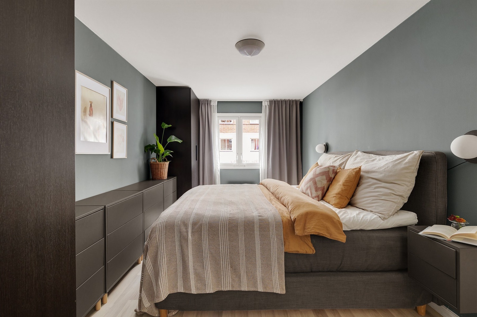 Stilrent og innbydende hovedsoverom med store vinduer som slipper inn rikelig naturlig lys og sikrer en behagelig atmosfære. Galleribilde