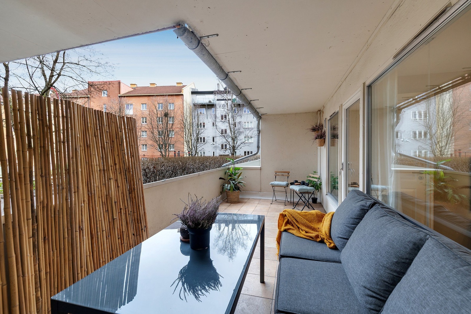 Terrassen vender mot en stille og skjermet bakgård, med gode solforhold og plass til både spisegruppe og loungemøbler. Galleribilde