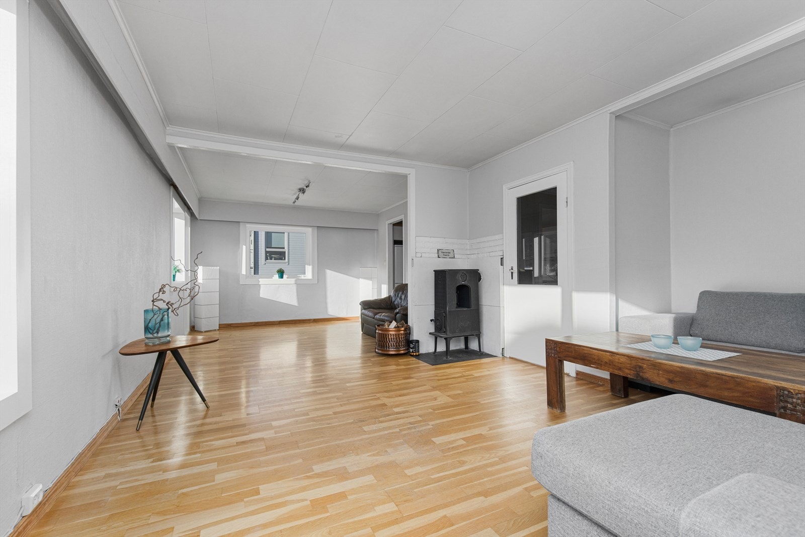 Romslig stue med mye lysinnslipp Galleribilde