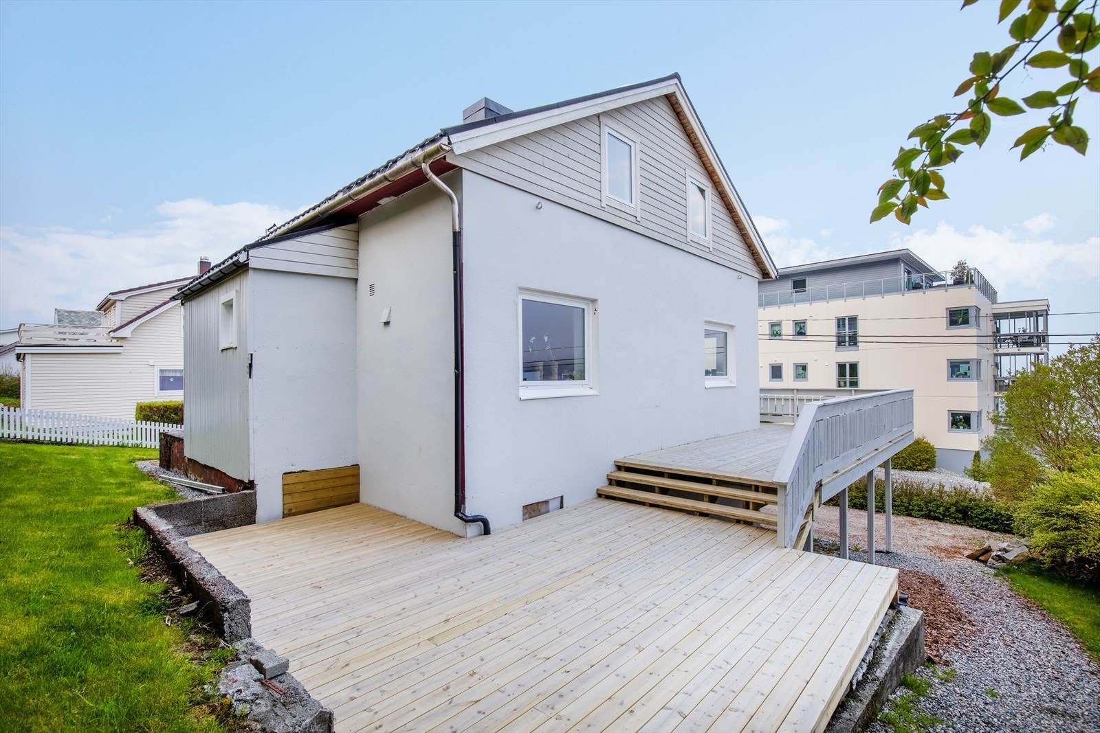 Flott og romslig terrasse som leder videre til veranda Galleribilde