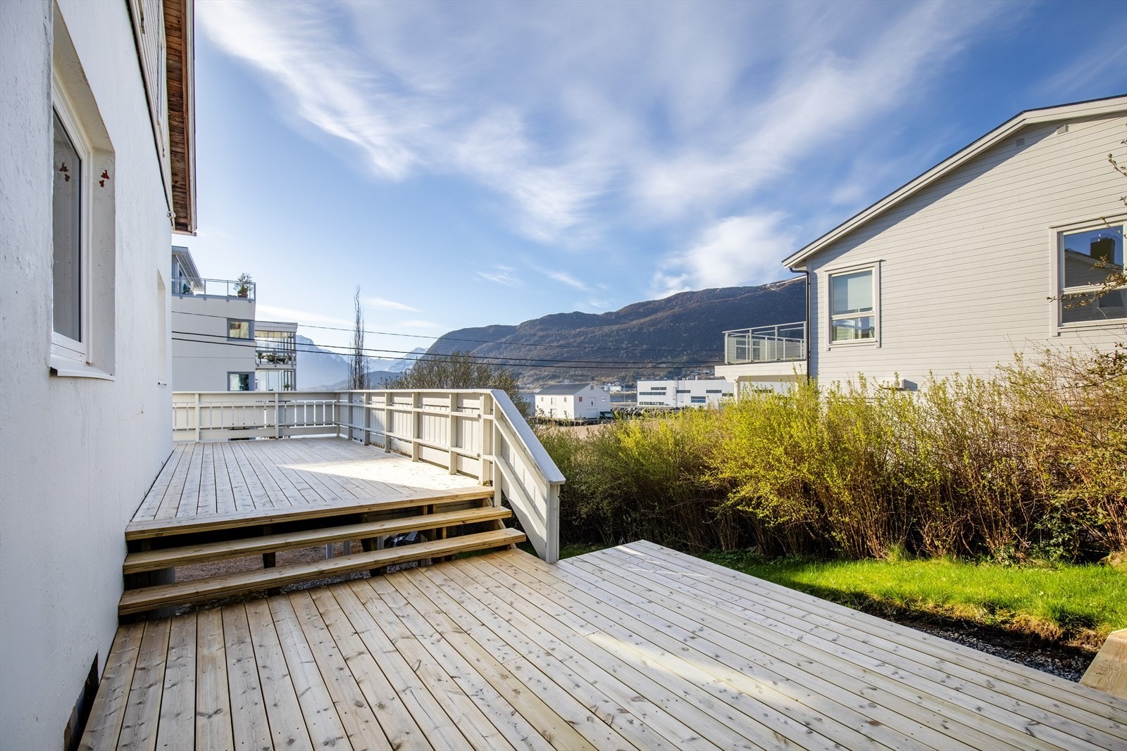 Lun og fin terrasse og veranda Galleribilde